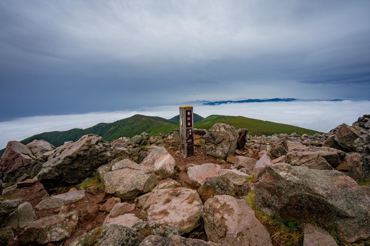 日本百名山 那須岳 茶臼岳 に早朝登山したら岩肌と雲海が最高だった Sugi Mag スギマグ