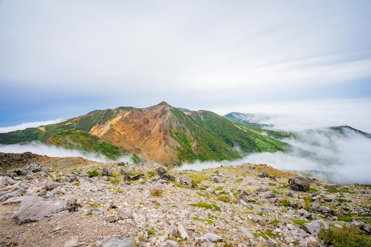 日本百名山 那須岳 茶臼岳 に早朝登山したら岩肌と雲海が最高だった Sugi Mag スギマグ