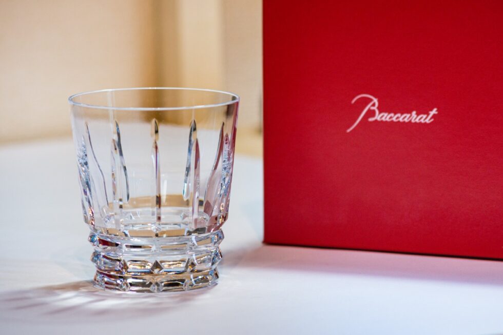 バカラのウイスキーグラス「アルルカン」を購入！ ウイスキーが100倍美味しくなるクリスタルグラスの魅力とは!? レビュー｜SUGI MAG