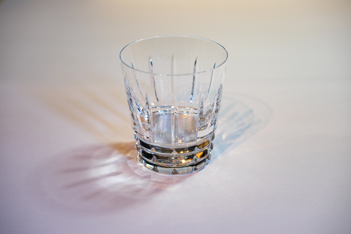 バカラのウイスキーグラス「アルルカン」を購入！ ウイスキーが100倍美味しくなるクリスタルグラスの魅力とは!? レビュー｜SUGI MAG