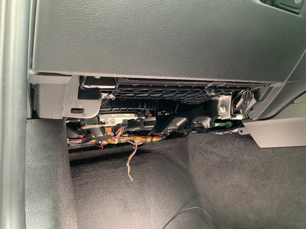 【保存版】BMW 3シリーズ(F30)の「エアコンフィルター」を自分で交換してみた! 作業手順や費用 まとめ｜SUGI MAG (スギマグ)