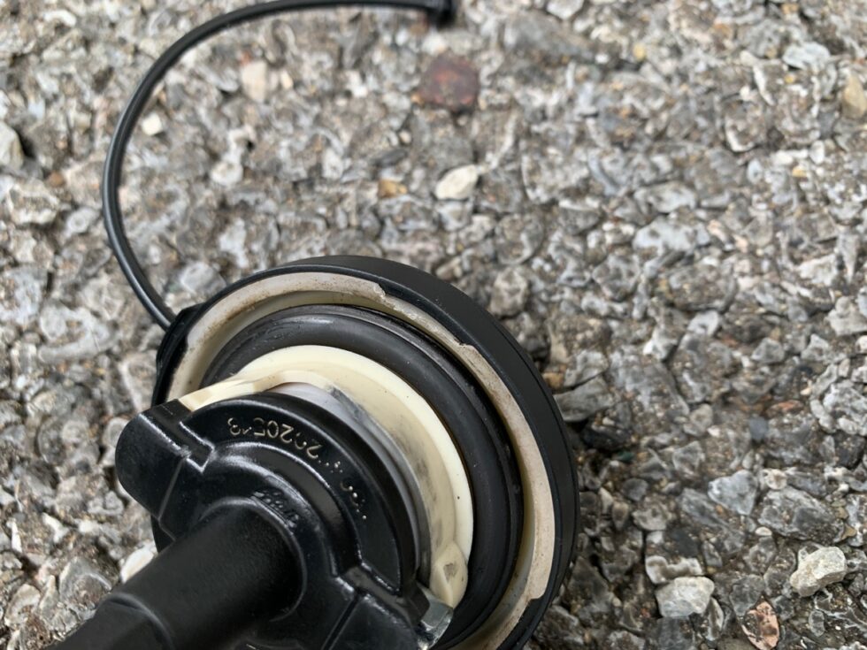 【保存版】BMWの燃料給油キャップの紐が切れたので交換してみた！｜SUGI MAG (スギマグ)